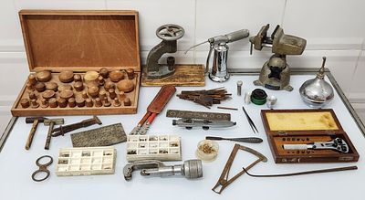 סט שען - מקבץ גדול של כלי עבודה ישנים לתיקון שענים. Watchmakers Tools. הלוט כולל - מתקן לחצנים 