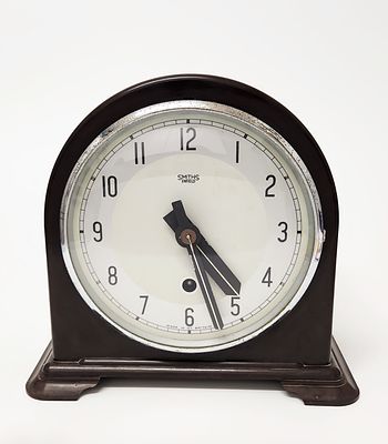 שעון מדף וינטג' - גוף בקליט, Smiths Endield אנגליה שנות ה-50. גובה 20 ס"מ. קוטר השעון 16 ס"מ. 