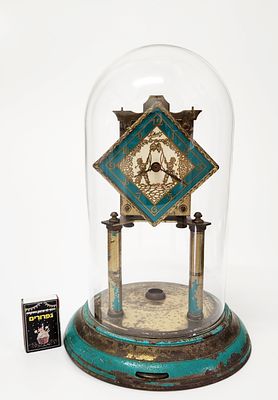 שעון גרמני מכני עתיק חוגת אמייל מאוירת תחת כיפה שקופה עשויה זכוכית – גרמניה ראשית המאה ה-20. Scha 