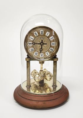 שעון גרמני מכני תחת כיפה שקופה עשויה זכוכית – מערב גרמניה אמצע המאה ה-20. מנגנון מכאני. המטוטלת 