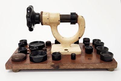 כלי תיקון שעונים – מכשיר לחיצה ישן לקריסטל תוצרת KWM גרמניה. KWM Made In Germany Watch Crystal 