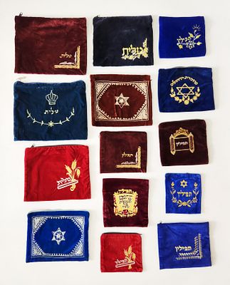 מקבץ תיקי קטיפה טלית ותפילין. ישראל אמצע המאה ה-20. מידות שונות, תיק לטלית הגדול ביותר 35x28 