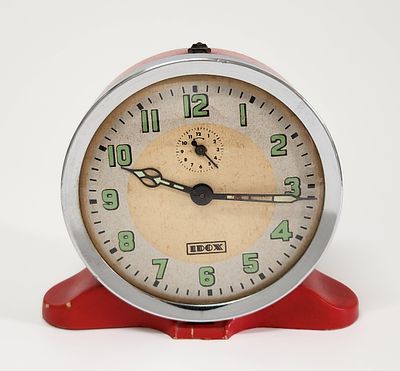 שעון מעורר ישראלי IDOX שנות ה-60 בעיצוב עיצוב ספייס אייג. גובה 12 ס"מ. קוטר 11 ס"מ. 
מצב חיצוני 