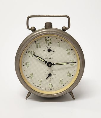 שעון מעורר שולחניKienzle וינטג' שנות ה-70. Vintage Kienzle Wind Up Alarm Clock 
גוף מתכת. מנגנון 