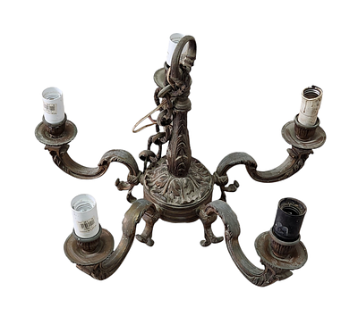 נברשת תקרה אירופאית עתיקה עשויה ברונזה בעלת 5 נורות. קוטר 50 ס"מ. גובה 36 ס"מ. השרשרת באורך 30 