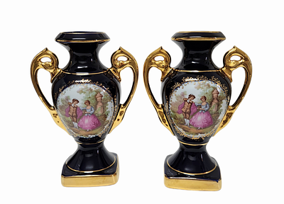 זוג אגרטלי פורצלן לימוז' כחול קובלט וזהב עם עיטור של סצנה רומנטי זהה, בסגנון Sèvres. Gilded 