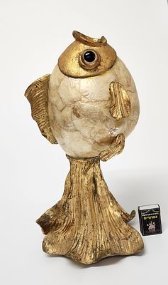 פסל נוי – דג אבו נפחא מוזהב – מחופה אם הפנינה על בסיס עץ. פסל של דג עם פה פתוח. 
גוף הדג עשוי 