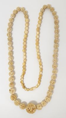 שרשרת עשויה חומר טבעי יוקרתי מדורגת, מגולפת בעבודת יד. ארוכה במיוחד. סין המאה ה-19. עבודת גילוף 