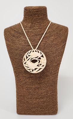 שרשרת עשויה חומר טבעי יוקרתי מגולפת בעבודת יד. תליון ציפורים. עבודת גילוף איכותית, שרשרת חרוזים 