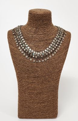 שרשרת / ענק כסף עבודת צורפות בסגנון העיצוב התימני. . עבודת יד בטכניקת פיליגרן, חריטה ובשיבוץ של 