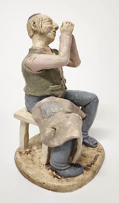 אמן לא מזוהה, חייט יהודי – פסל קרמיקה חתום 1997. גובה 23 ס"מ. 
מצב טוב מאוד, קילופי צבע ובלאי קל.