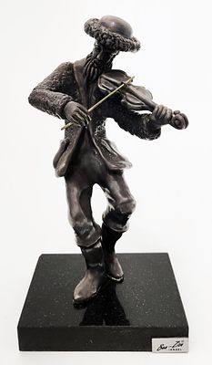 כלייזמר מנגן על כינור – פיגורה מצופה כסף 925 בשיטת אלקטרופורמינג - גובה 22 ס"מ. חתום בן ציון 