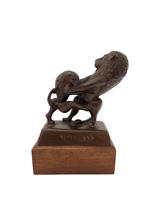 פסל קרמיקה לזכר דב גרונר – ישראל, שנות ה-50?. העתק קרמיקה של פסל האריה לזכרו של דוב גרונר בעיצוב 