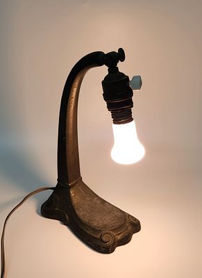 מנורת שולחן עתיקה בסגנון אר-נובו – פיוטר. שנות ה-20 או ה-30. מנורה שולחנית עתיקה עם גוף עשוי 