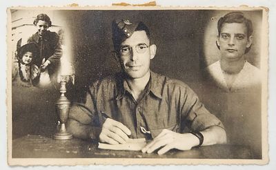 חייל יהודי כותב למשפחתו WW2 – צילום פוטומונטאז'. צילום ממוסגר. הצילום 14x8 ס"מ. המסגרת 17x21 