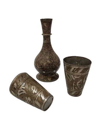 בקבוק עם 2 כוסות עבודה דמשקאית עבור השוק העות'מאני c1900. בקבוק עם עיטורים אסלאמיים בתוספת זוג 