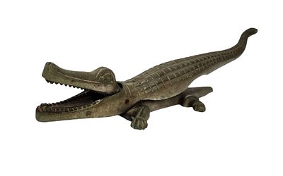 תנין - מפצח אגוזים וינטג' עשוי פליז, אמצע המאה ה-20. אורך 38 ס"מ. רוחב 5 ס"מ. גובה הראש 7 ס"מ. 