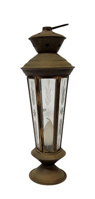 עששית נר וינטג' עשויה פליז עם זכוכית חרוטה. עששית פנס עם בית לנר. 
גובה ללא הטבעת 31 ס"מ. קוטר 