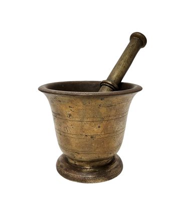 עלי ומכתש עתיקים עשויים ברונזה – בינוני – שוקל 6 ק"ג. גובה המכתש 14 ס"מ. קוטרו 16 ס"מ. אורך 