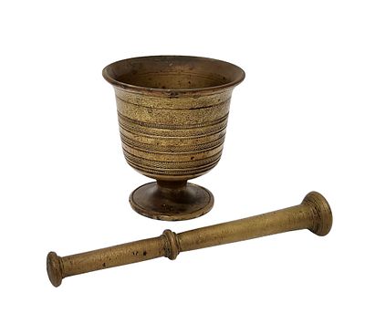 עלי ומכתש מעוטר בחריטה - עתיקים עשויים ברונזה – קטן. גובה המכתש 11 ס"מ. קוטרו 11 ס"מ. אורך העלי 