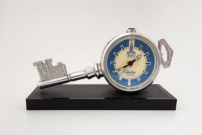 אולימפיאדת מוסקבה (1980) שעון מעורר SLAVA מכני סובייטי וינטג'. 11 אבנים. גוף מתכת. מעמד מפלסטיק 