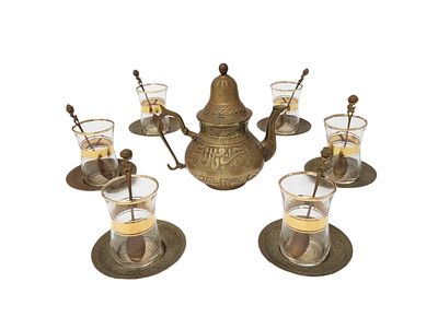 סט קפה מרוקו? – קומקום ותחתיות פליז כוסות זכוכית דקה. כפיות נחושת. קומקום פליז קטן עם תחתיות 