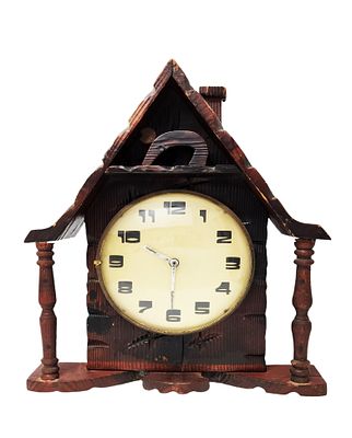 שעון קיר עם גוף עץ בעיצוב בית עם חתול בעליית הגג. גוף עשוי עץ בעיצוב בית, על משולש הגג דמות 