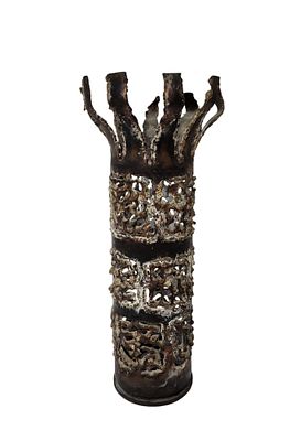 פגז ישן – אומנות עממית. עבודת ריתוך. – מעמד למטריות / מקלות הליכה. פגז ישן מפוסל בעבודת ריתוך. 