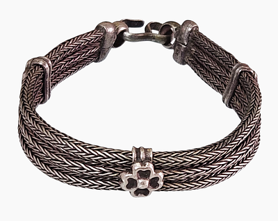 צמיד כסף בעבודת יד – חתום RA
משקל: 29.9 גרם | אורך: 13 ס"מ | נבדק בחומצה – כסף אמיתי. צמיד כסף 