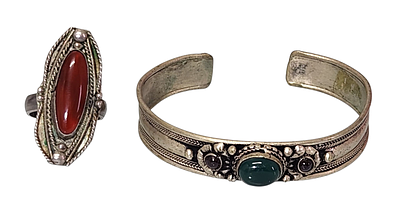 צמיד מצופה כסף וטבעת כסף עם אבנים חצי־יקרות – עבודת יד אתנית. סט מורכב מטבעת עשויה כסף חתום 925 