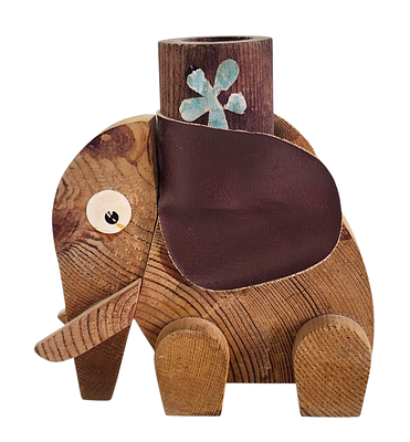 פרנק מייזלר – מעמד עטים בדמות פיל מעץ / Frank Meisler – Wooden Elephant Pen Holder. מעמד עטים 
