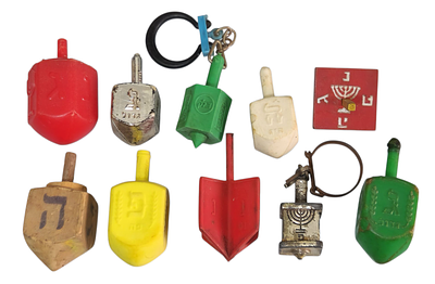 10 סביבונים וינטג' (שנות ה־50–80) – Vintage Dreidels Lot (1950s–1980s). חומרים: עץ, פלסטיק, מתכת 