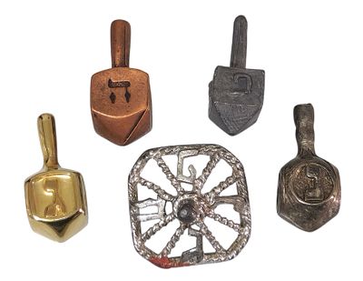 5 סביבונים קטנים ממתכת. חומרים שונים. מידות שונות. 
מצב כללי טוב מאוד.