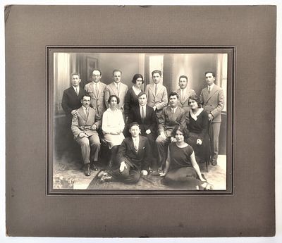 צילום - עובדי בנק תל אביב 1930 - פוטוגפיה נ. גמזו. הקדשה וחיתמות המצולמים על גב הצילום. 
צילום 