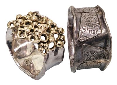 זוג צמידים פיסוליים מצופי כסף בטכניקת אלקטרופורמינג. זוג צמידים רחבים בעיצוב אורגני חופשי, מצופי 