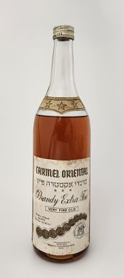 ברנדי אקסטרה פיין ישן מאוד - כרמל אוריינטל (מזרחי) בקבוק סגור, שנות ה-50. 40% אלכוהול, 750 מ"ל.