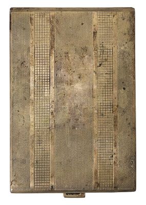 קופסת סיגריות אירופאית עשויה כסף 835 . קופסת סיגריות מלבנית עשויה כסף מלא 835, עם עיטור גאומטרי 