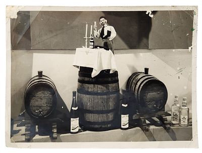 צילום פרסומי – תצוגה – בובה מאת אדית סמואל, יצוא יין כרמל מזרחי שנות ה-60. צילום שחור לבן פרסומי 