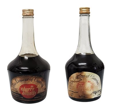 יקבי תנובה – שרי ברנדי (Cherry Brandy) – שני בקבוקים – שנות ה־60 בקירוב. לוט הכולל שני בקבוקי 