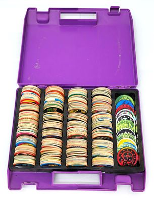 פוגים ישראלים – מזוודה סגולה מלאה פוגים ו“פצצים” מסדרות שונות. מזוודת פלסטיק סגולה הכוללת אוסף 