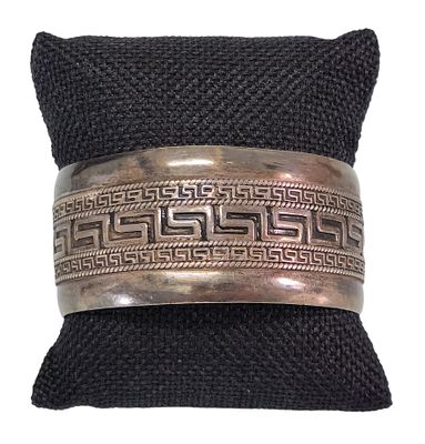 צמיד כסף 925 רחב פתוח, דוגמת מפתח יווני — משקל 41 גרם
Wide Sterling Silver 925 Open Cuff 