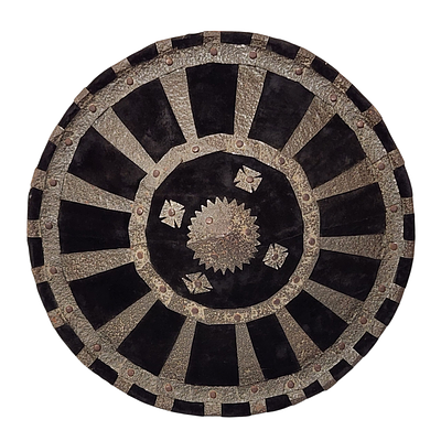 מגן ראס אתיופי טקסי, Ethiopian Ras shield עור מחופה קטיפה ומתכת. ראשית המאה ה־20. Ethiopian Ras 