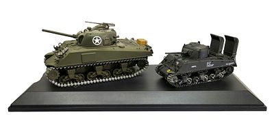 זוג דגמי טנקים אמריקאיים – Sherman M4A3 ו־Sherman (Corgi) – מתכת משולבת פלסטיק, עם מתקן תצוגה
. ז 