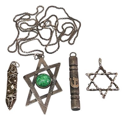 לוט תליוני מגן דוד ומזוזה כסף – כולל שרשרת ותליון קמע. לוט מגוון של תכשיטי כסף בסגנון יהודי 