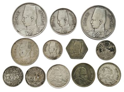 12 מטבעות כסף מצריים 1917–1957 – 2, 5 ו־10 פיאסטר – פארוק וחוסיין כאמל. אוסף מטבעות כסף מקוריים 