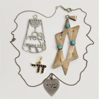 4 תליונים יהודיים עשויים כסף. 1 חי עשוי כסף מצופה זהב ומשובץ באבני גרנט, חתום 800, כפי הנראה 