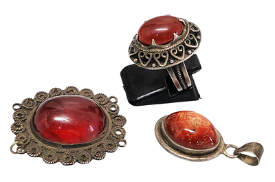 שלישיית פריטי כסף עם אבן שמש וזכוכית אדומה / Silver Jewelry Trio with Sunstone and Red Glass
. טב 