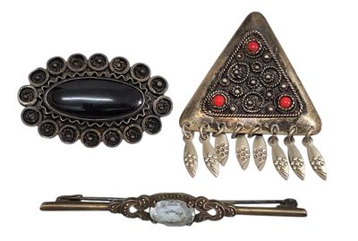 3 סיכות כסף – עבודת יד, ישראל / אתני 
Lot of 3 Silver Brooches – Handmade, Israel / Ethnic – 