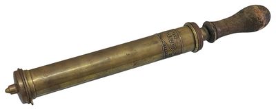 מרסס גינה עתיק The Rosenjet – פליז, ידית עץ – אנגליה, 1924
. מרסס ידני מסוג בוכנה מדגם The 
