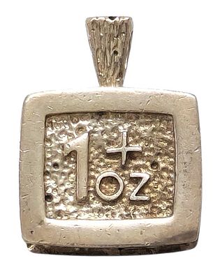 תליון כסף סטרלינג בדמות מטיל מיניאטורי, לונדון, כיתוב 1 Oz. תליון מלבני ועבה עם לולאת תלייה 